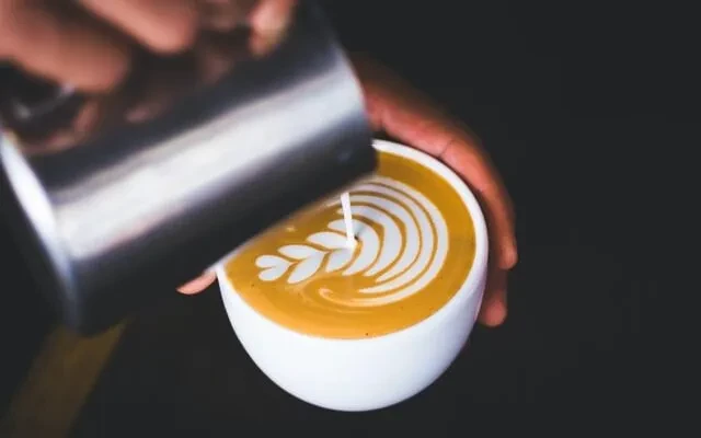 طراحی با کف شیر روی قهوه در فروشگاه اینترنتی ساور Savor